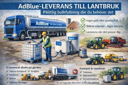 AdBlue-tankbil fyller IBC-tank hos lantbruk med traktorer och maskiner.