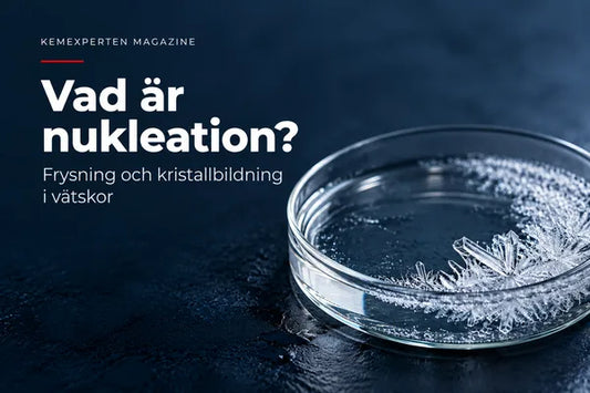 Illustration av iskristaller i en glasskål med vätska – nukleation och kristallbildning.