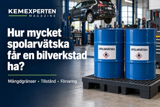 Två fat spolarvätska i en bilverkstad – banner om mängdgränser, tillstånd och förvaring.