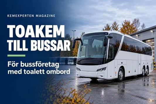 Vit turistbuss parkerad utanför en bussdepå.