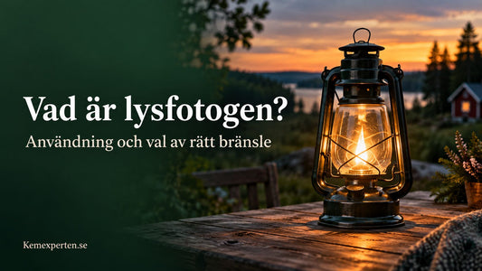 Fotogenlampa utomhus i skymningen – vad är lysfotogen?